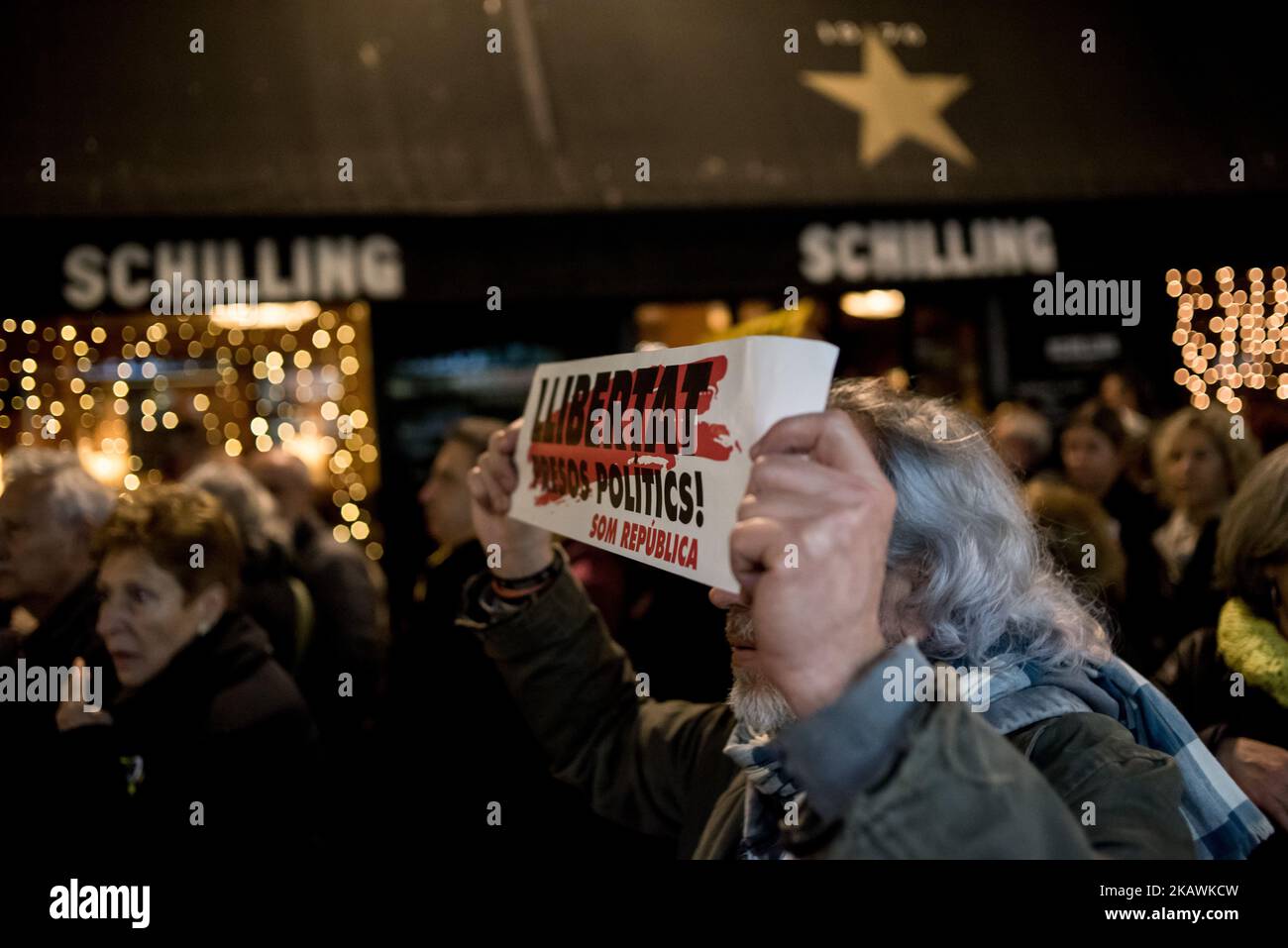 La gente ha striscioni che leggono "libertà per i prigionieri politici” durante una marcia a sostegno dei leader indipendenti catalani incarcerati a Barcellona, in Catalogna, in Spagna il 16 febbraio 2018. Gli ex ministri regionali Oriol Junqueras e Joaquin Forn, il leader del gruppo civile catalano Omniuim Cultural Jordi Cuixart e il leader del gruppo civile ANC Jordi Sanchez rimangono in prigione accusati di ribellione, sedizione e appropriazione indebita per il processo di pro-indipendenza catalano. (Foto di Jordi Boixareu/NurPhoto) Foto Stock