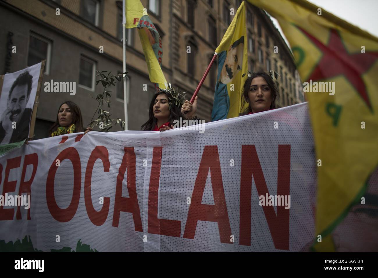 I manifestanti curdi marciano dietro le bandiere mentre prendono parte ad un raduno di protesta a Roma il 17 febbraio 2018, come parte delle manifestazioni nazionali organizzate dalle comunità curde in Italia. La manifestazione è stata organizzata per chiamare il rilascio del leader del PKK incarcerato Abdullah Ocalan e per dimostrare solidarietà con la città curdo-siriana di Africin, attualmente sotto attacco dalle forze armate turche. (Foto di Christian Minelli/NurPhoto) Foto Stock