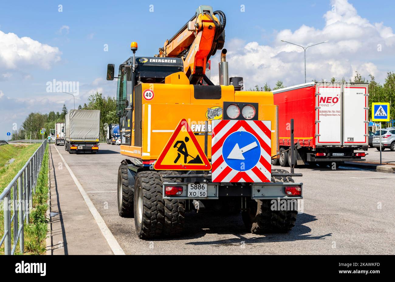 Mosca, Russia - 12 luglio 2022: Camion di servizio stradale parcheggiato nel parcheggio sulla strada a pedaggio M11 Foto Stock