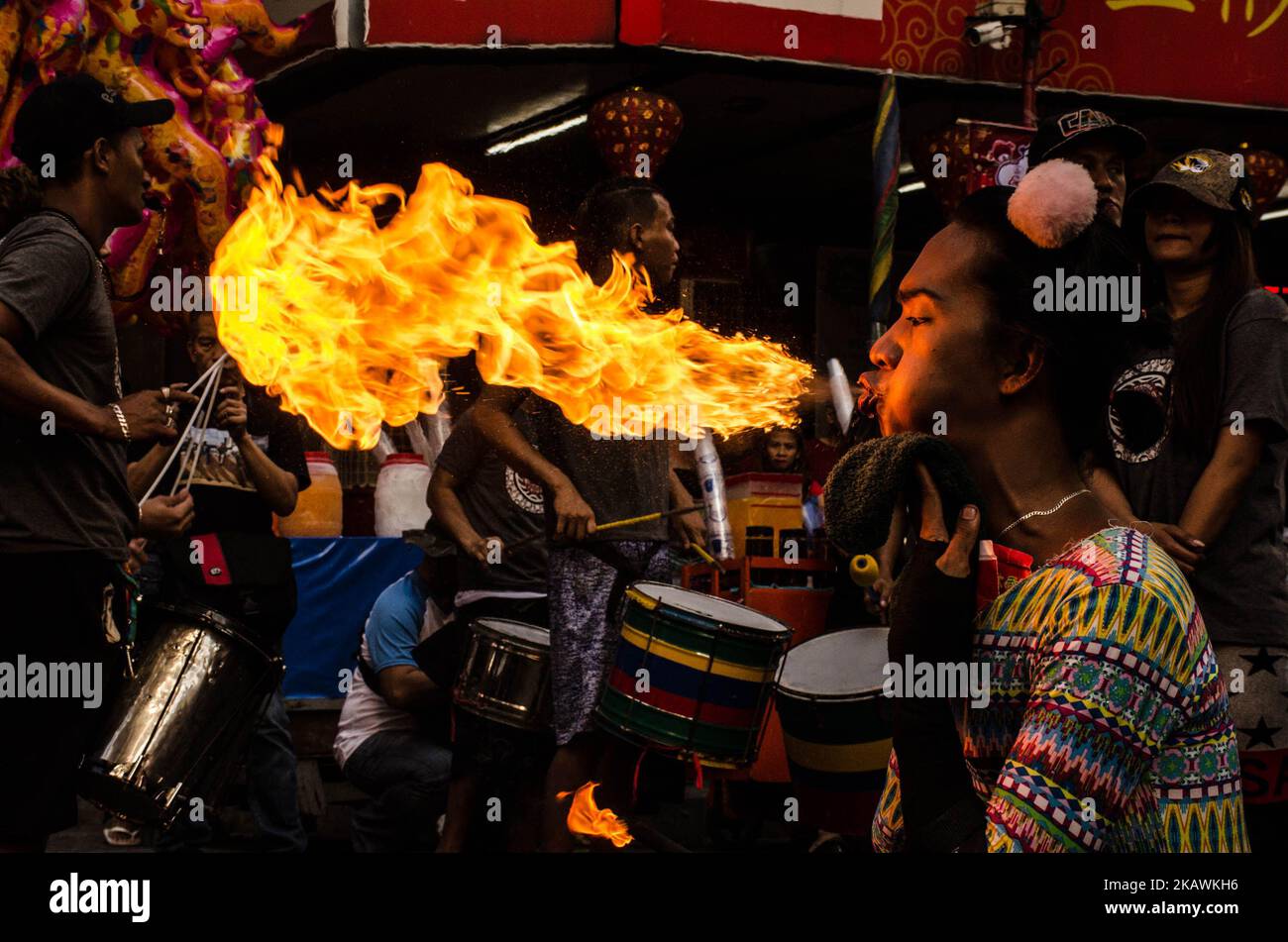 Un professionista di sfiatatoio del fuoco si esibisce durante la celebrazione di Capodanno cinese a Manila, Filippine, il 16 febbraio 2018. (Foto di Bernice Beltran/NurPhoto) Foto Stock