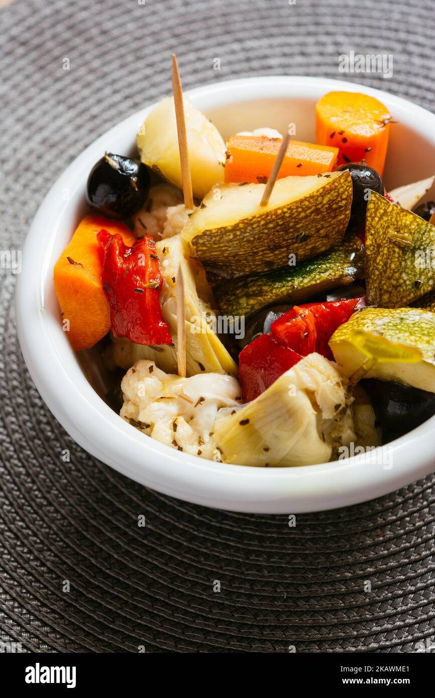 Ciotola con una varietà di verdure estive marinate. Foto Stock