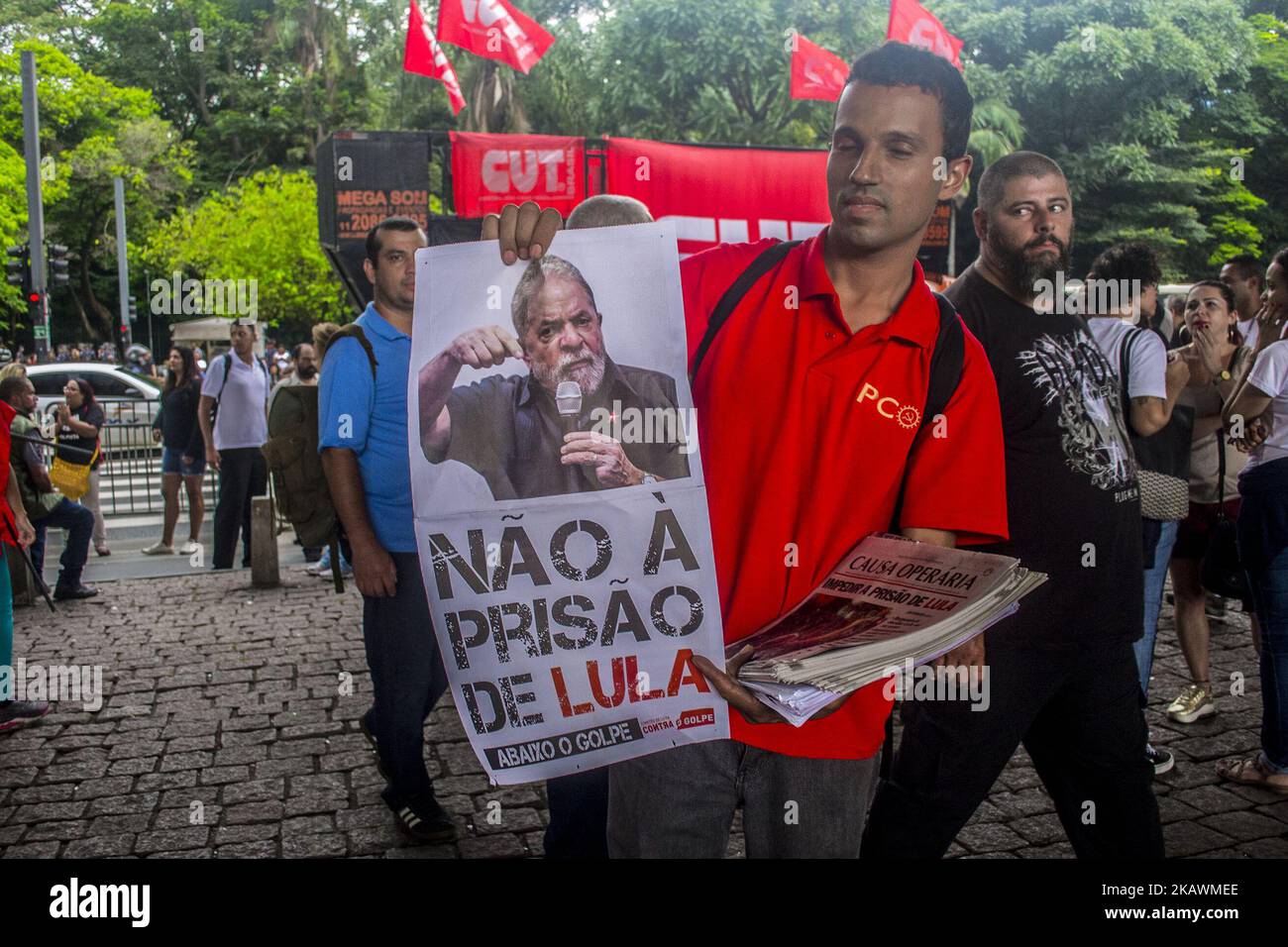 I dimostranti partecipano a una protesta contro la legge sulla riforma del welfare sociale introdotta dal governo Michel Temer, che cerca di prolungare gli anni di contribuzione e di aumentare l'età minima per il pensionamento, a San Paolo, in Brasile, il 19 febbraio 2018. (Foto di Cris FAGA/NurPhoto) Foto Stock