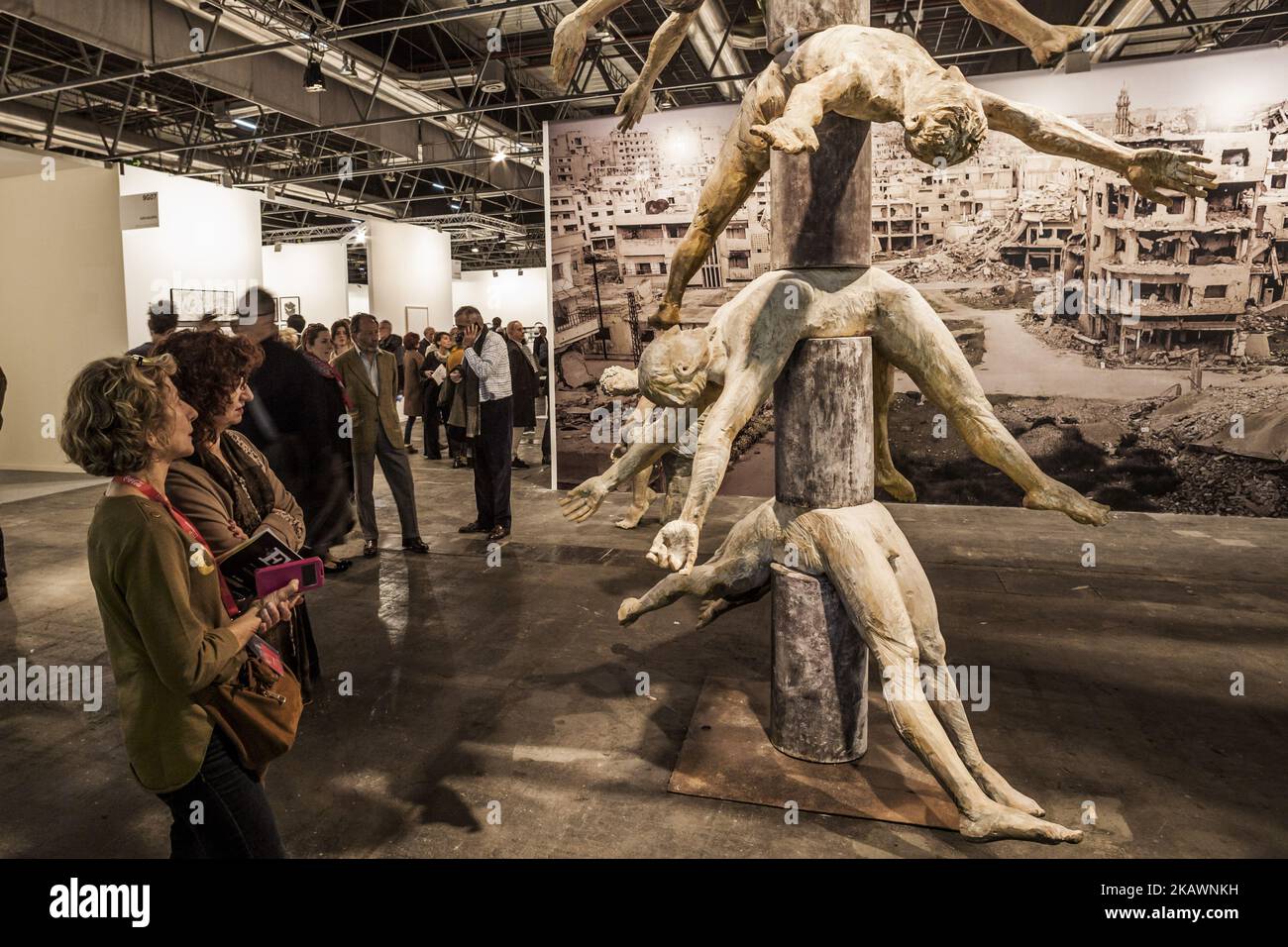 La gente guarda un'opera d'arte scultura sulla guerra siriana chiamata 'Alepo' nella fiera d'arte contemporanea ARCO 2018 a Ifema il 22 febbraio 2018 a Madrid, Spagna. (Foto di Celestino Arce/NurPhoto) Foto Stock