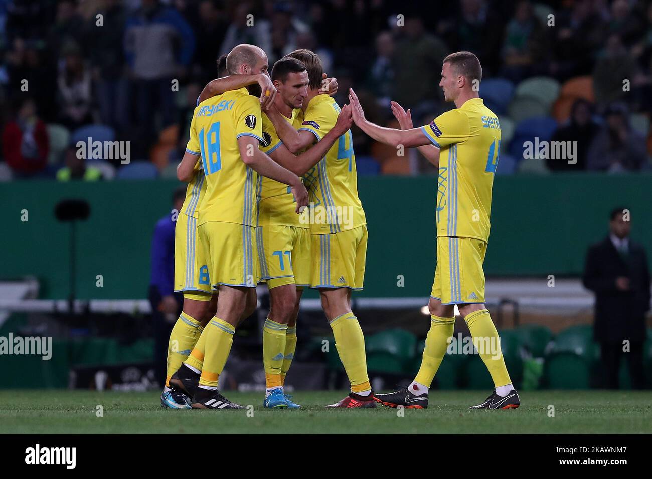 Il difensore di Astanas Dmitriy Shomko (77) festeggia con i compagni di squadra dopo aver segnato durante il round della UEFA Europa League 32 la partita di calcio di seconda gamba tra Sporting CP e FC Astana allo stadio Alvalade di Lisbona, in Portogallo, il 22 febbraio 2018. ( Foto di Pedro FiÃºza/NurPhoto) Foto Stock