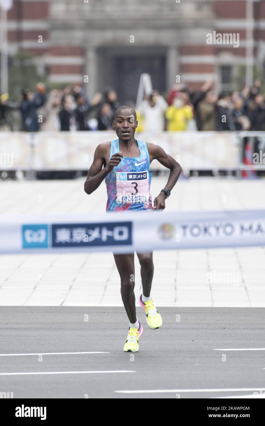 Chumba Dickson del Kenya attraversa il traguardo per vincere la gara maschile della Tokyo Marathon 2018 a Tokyo, Giappone, 25 febbraio 2018. Circa 35.500 corridori hanno partecipato alla dodicesima edizione della Maratona di Tokyo, una delle sei Major della Maratona Mondiale. (Foto di Alessandro di Ciommo/NurPhoto) Foto Stock