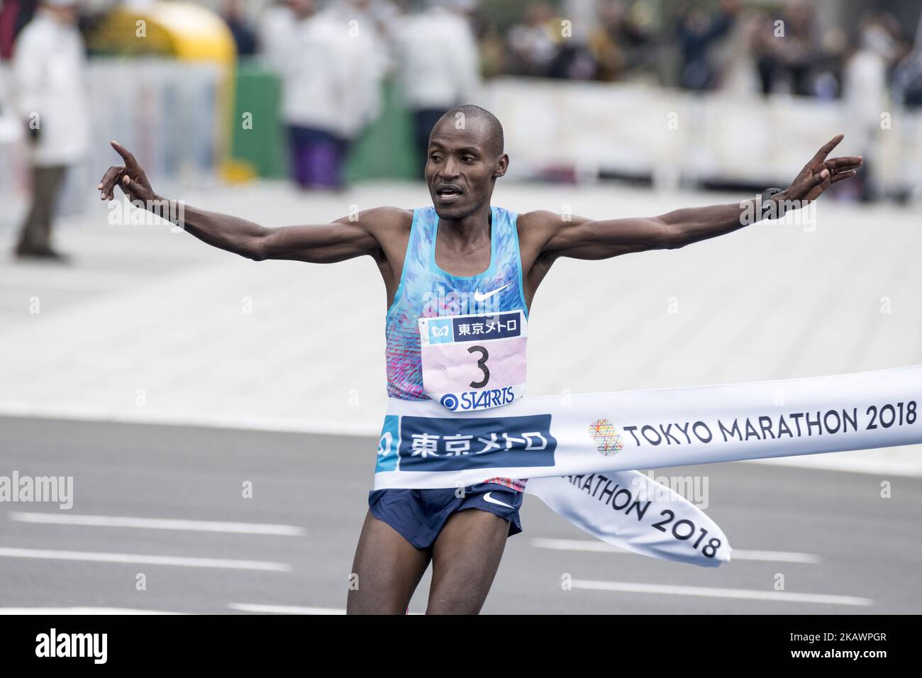 Chumba Dickson del Kenya attraversa il traguardo per vincere la gara maschile della Tokyo Marathon 2018 a Tokyo, Giappone, 25 febbraio 2018. Circa 35.500 corridori hanno partecipato alla dodicesima edizione della Maratona di Tokyo, una delle sei Major della Maratona Mondiale. (Foto di Alessandro di Ciommo/NurPhoto) Foto Stock