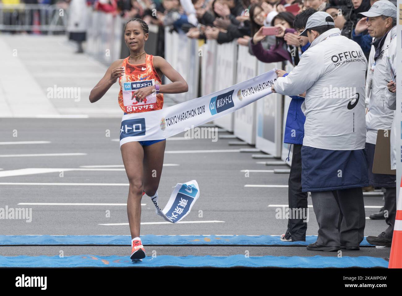 Dibaba Birhane dell'Etiopia attraversa il traguardo per vincere la gara femminile della Tokyo Marathon 2018 a Tokyo, Giappone, 25 febbraio 2018. Circa 35.500 corridori hanno partecipato alla dodicesima edizione della Maratona di Tokyo, una delle sei Major della Maratona Mondiale. (Foto di Alessandro di Ciommo/NurPhoto) Foto Stock