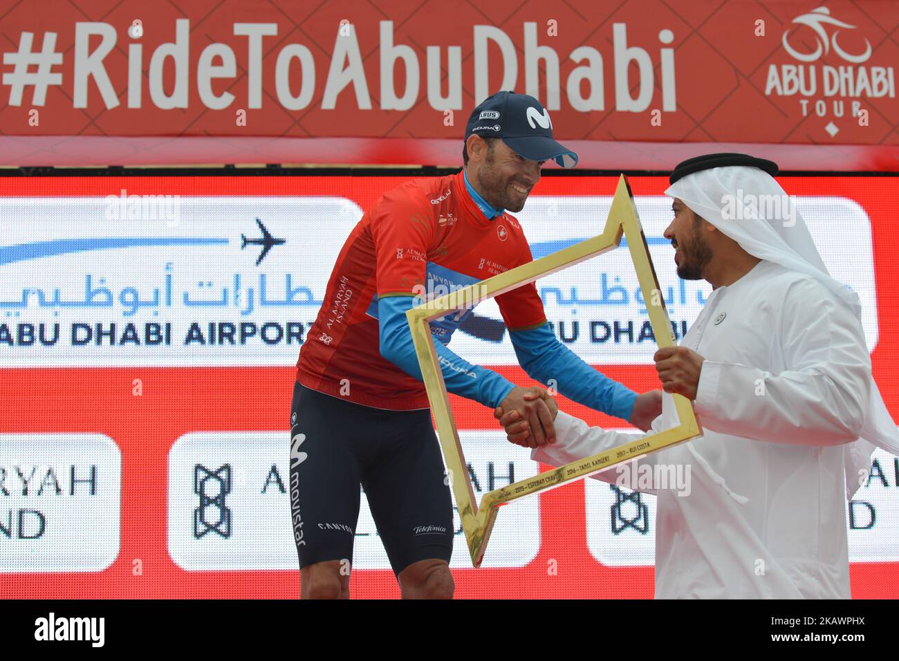 Alejandro Valverde spagnolo del Movistar Team riceve l'Abu Dhabi Tour Trophy dopo aver vinto la quinta e ultima fase dell'Abu Dhabi Tour 2018, la tappa dei 199km aeroporti di Abu Dhabi da Qasr al Muwaiji a Jebel Hafeet. Domenica 25 febbraio 2018 a Qasr al Muwaiji, Abu Dhabi, Emirati Arabi Uniti. (Foto di Artur Widak/NurPhoto) Foto Stock