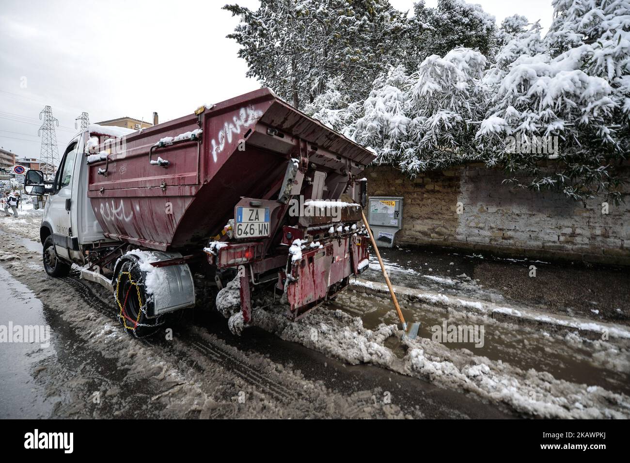 Operatori ama al lavoro per sgommare le strade dopo la pesante nevicata di questa sera nella capitale Roma, il 26 febbraio 2018 a Roma (Foto di Silvia Lore/NurPhoto) Foto Stock