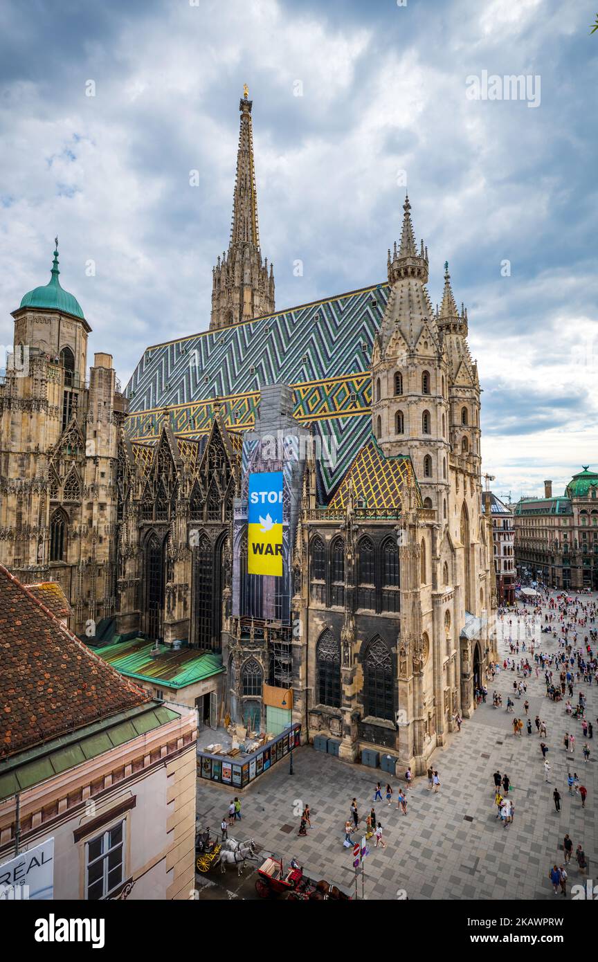 Stephansplatz e la cattedrale di Stephansdom a Vienna sopra il centro città e la piazza principale della città. Il punto d'incontro più popolare e un luogo turistico in Un Foto Stock