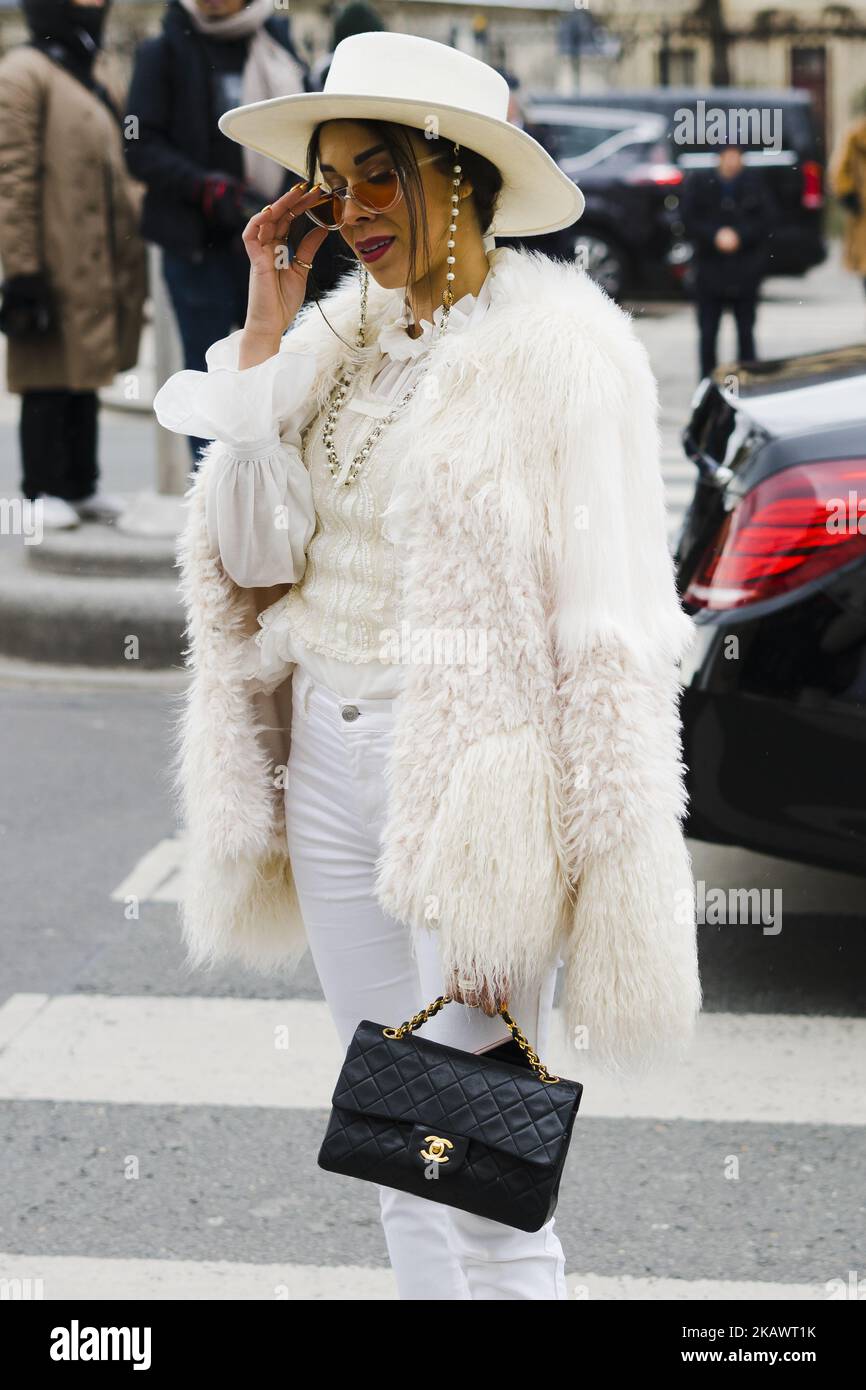 Un ospite in totale bianco indossa un cappotto di pelliccia bianca per le  strade di Parigi dopo lo spettacolo Dior durante la settimana della moda di  Parigi Womenswear Autunno/Inverno 2018/2019 il 27