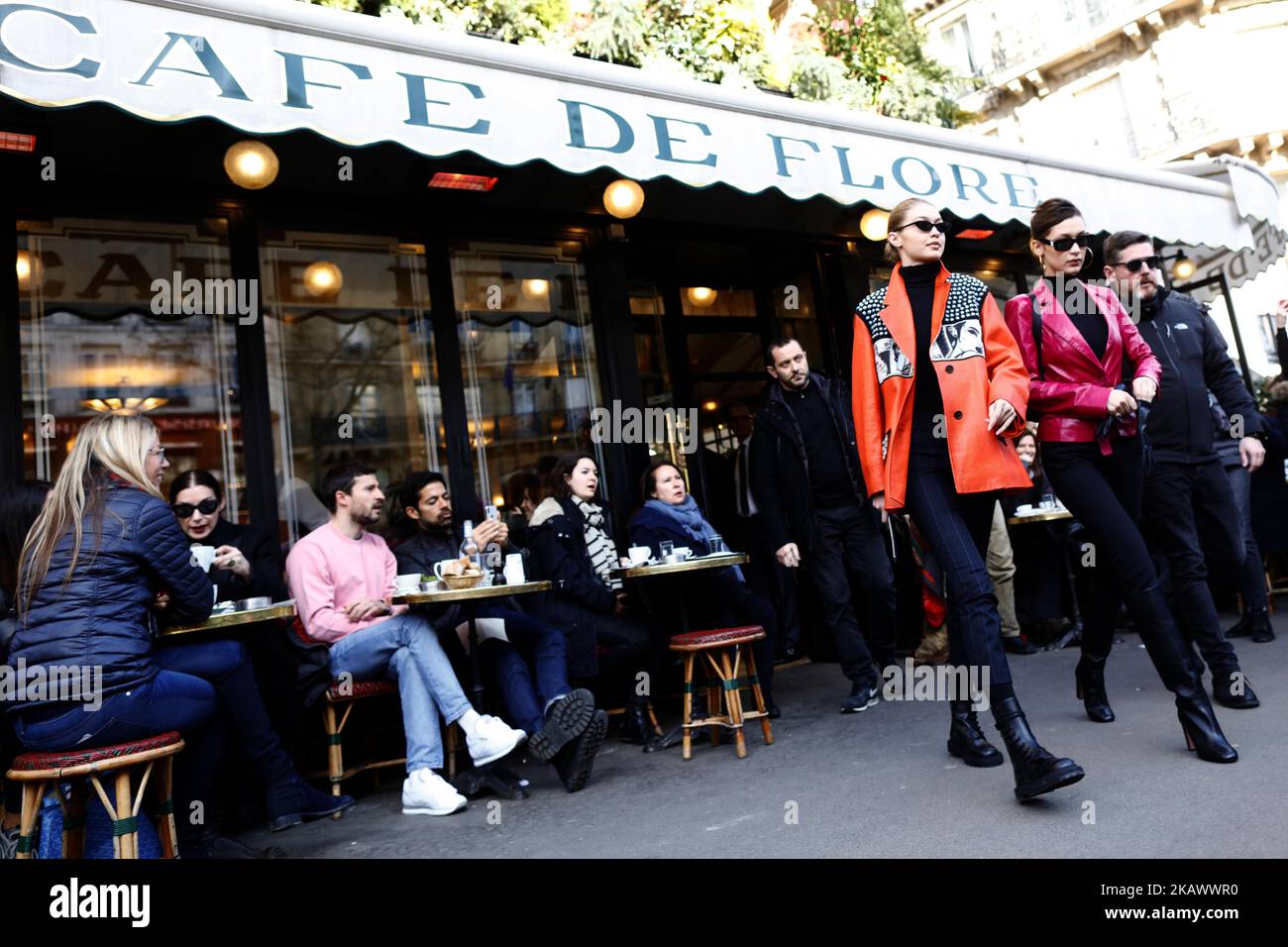 Model Gigi Hadid e Bella Hadid lasciano il Café Flore a Parigi, in Francia, il 3 marzo 2018. (Foto di Mehdi Taamallah / NurPhoto) Foto Stock