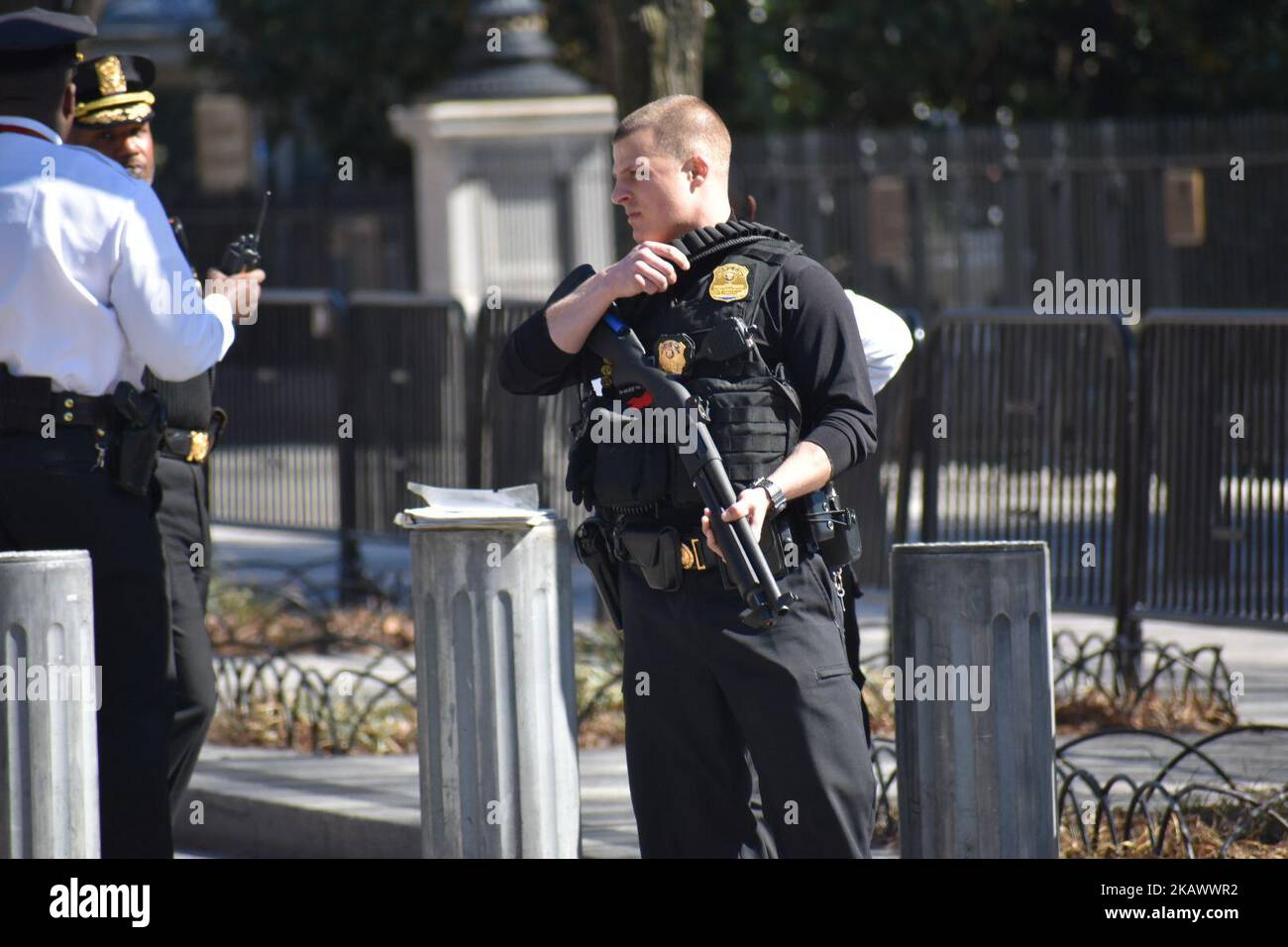 Secret Service risponde all'incidente; una persona presumibilmente ha subito un colpo di pistola auto-inflitto ferita lungo la linea di recinzione nord della Casa Bianca a Washington, DC il 3 marzo 2018. (Foto di Kyle Mazza/NurPhoto) Foto Stock