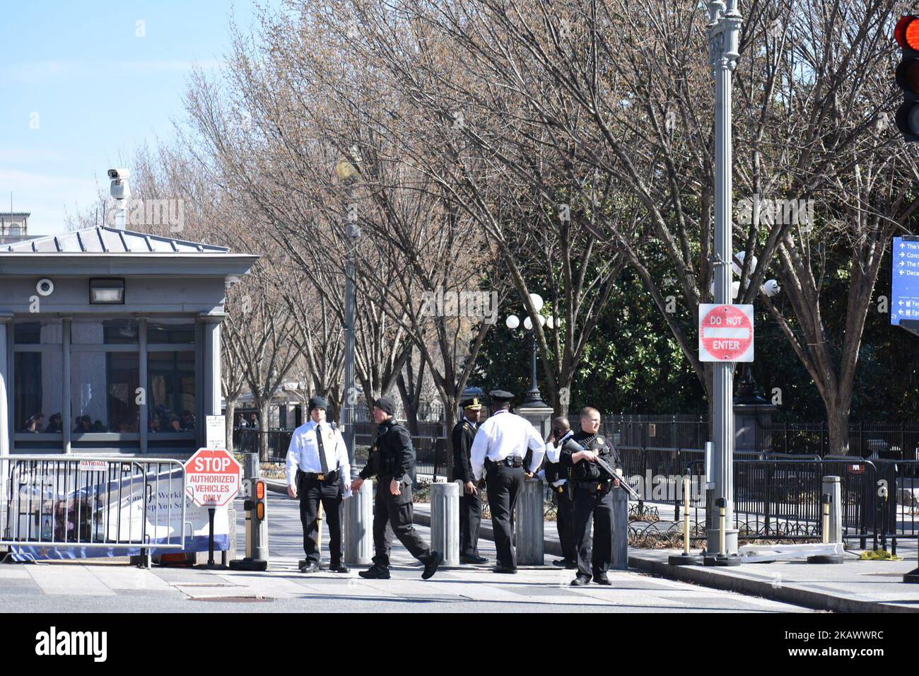 Secret Service risponde all'incidente; una persona presumibilmente ha subito un colpo di pistola auto-inflitto ferita lungo la linea di recinzione nord della Casa Bianca a Washington, DC il 3 marzo 2018. (Foto di Kyle Mazza/NurPhoto) Foto Stock