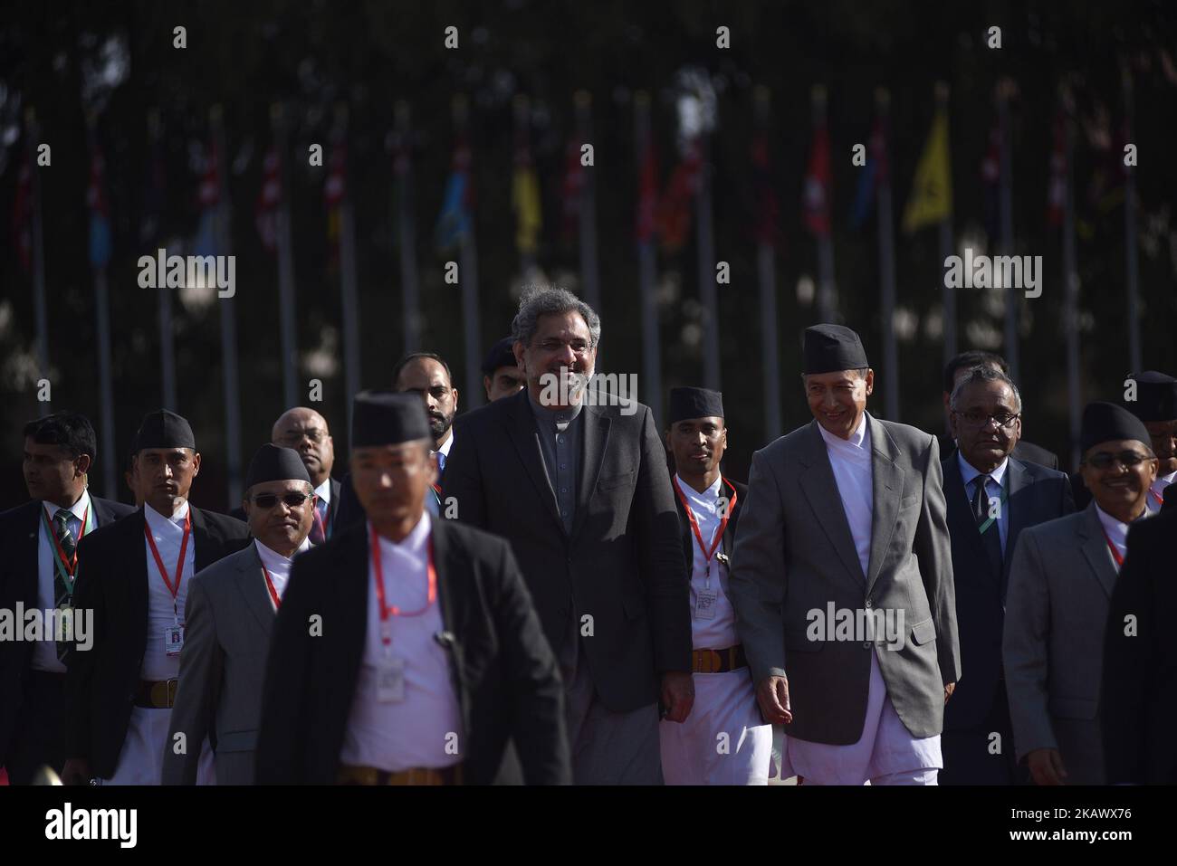 Il Ministro delle Finanze Dr. Yubraj Khatiwada dà il benvenuto al primo Ministro della Repubblica islamica del Pakistan, Shahid Khaqan Abbasi a Kathmandu, Nepal lunedì 05 marzo 2018. (Foto di Narayan Maharjan/NurPhoto) Foto Stock