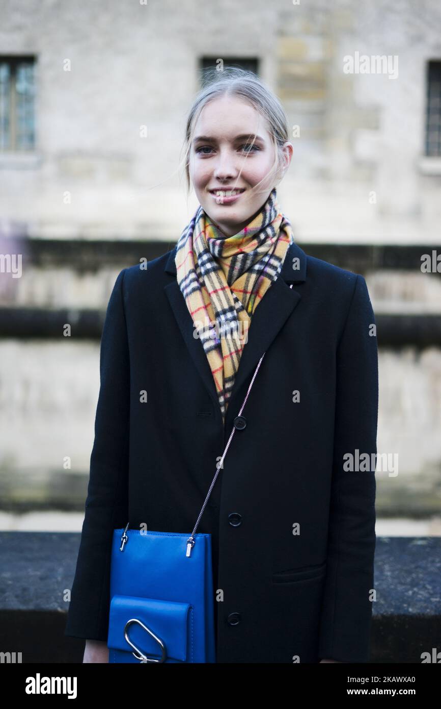 Un modello, che indossa il cappotto blu e la sciarpa Burberry, è visto nelle strade di Parigi dopo lo spettacolo Valentino durante la settimana della moda di Parigi Womenswear Autunno/Inverno 2018/2019 il 4 marzo 2018 a Parigi, Francia. (Foto di Nataliya Petrova/NurPhoto) Foto Stock