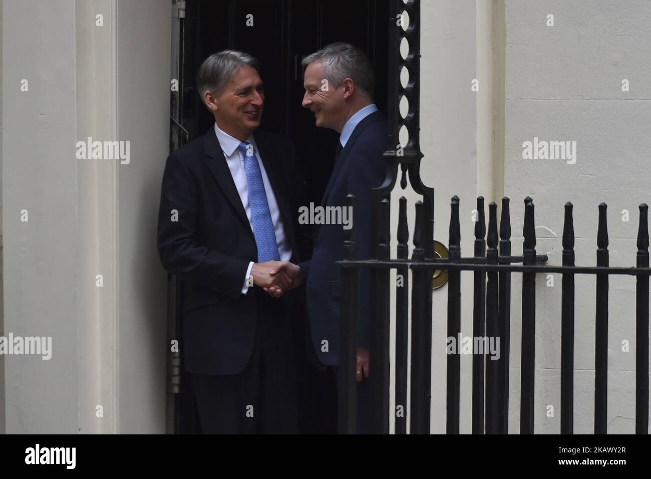 Il Cancelliere dello scacchiere britannico Philip Hammond (L) saluta il Ministro delle Finanze francese Bruno le Maire, dopo il loro incontro al 11 di Downing Street, Londra, il 6 marzo 2018. Qualsiasi accordo di libero scambio post-Brexit concluso tra la Gran Bretagna e l’Unione europea non deve includere i servizi finanziari, il ministro francese dell’Economia Bruno le Maire ha dichiarato martedì prima di incontrare il suo omologo britannico. (Foto di Alberto Pezzali/NurPhoto) Foto Stock