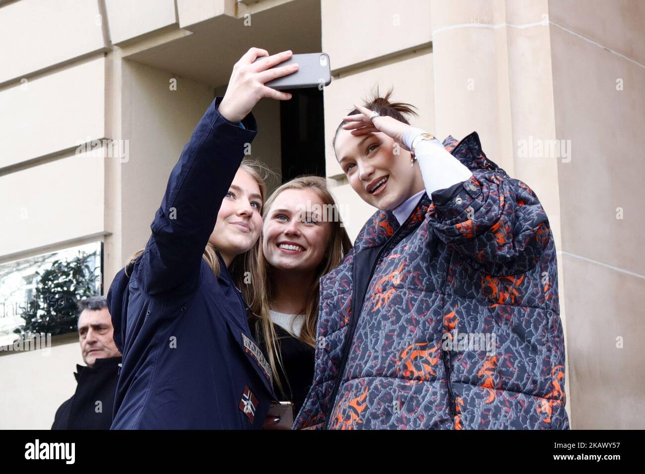 Il modello US Bella Hadid posa per selfie a Parigi, in Francia, il 5 marzo 2018. (Foto di Mehdi Taamallah / NurPhoto) Foto Stock