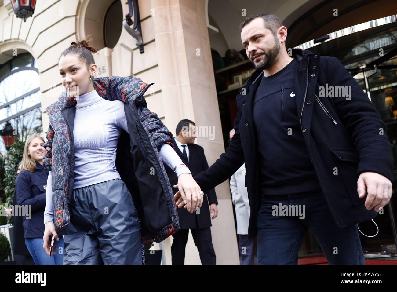 La modella DEGLI STATI UNITI Bella Hadid lascia il suo hotel a Parigi, in Francia, il 5 marzo 2018. (Foto di Mehdi Taamallah / NurPhoto) Foto Stock