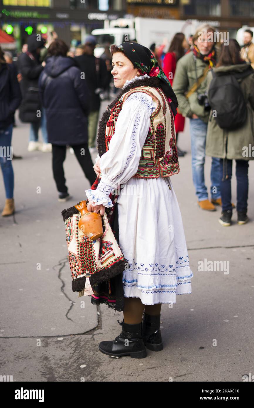 Un ospite è visto alla sfilata di moda Valentin Yudashkin durante la settimana della moda di Parigi Autunno/Inverno 2018/19 del 5 marzo 2018, a Parigi, Francia. (Foto di Nataliya Petrova/NurPhoto) Foto Stock