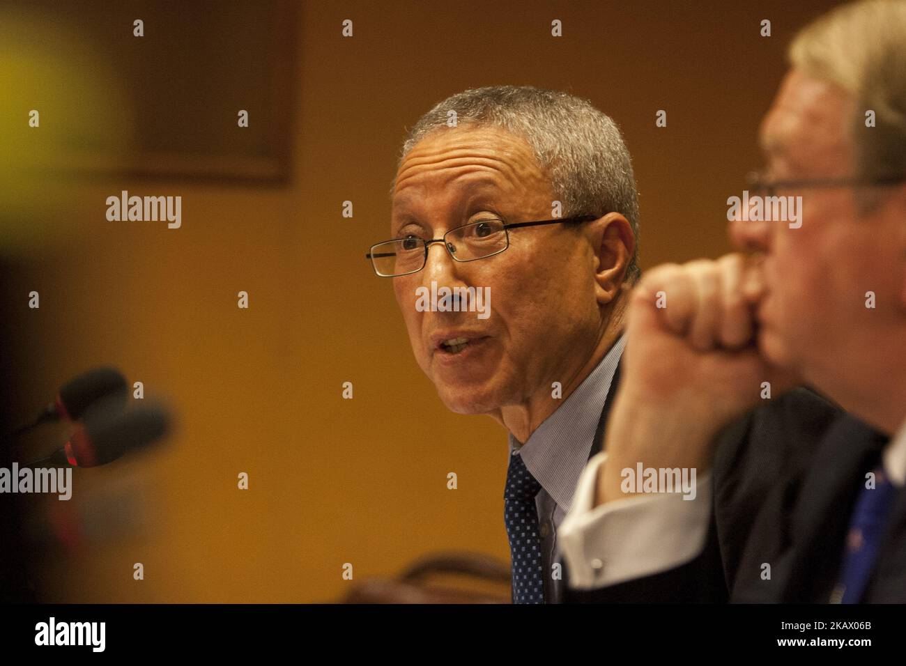 Taher Boumedra durante la 37th sessione del Consiglio dei diritti dell'uomo delle Nazioni Unite del 6 marzo 2018 a Ginevra, Svizzera. – Le ONG della sede centrale dell’ONU di Ginevra hanno promosso un gruppo di discussione sulla situazione dei diritti umani in Iran dopo la rivolta popolare del 2017-2018. Taher Boumedra, ex capo della Sezione diritti umani della Missione di assistenza delle Nazioni Unite in Iraq (UNAMI), ha osservato che l'impunità del regime iraniano ha dato loro la capacità di uccidere 14 persone mentre erano in custodia e di affermare che tutti si sono suicidati. (Foto di Siavosh Hosseini/NurPhoto) Foto Stock