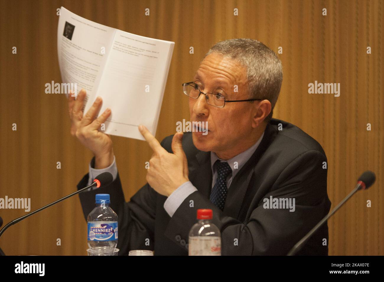 Taher Boumedra durante la 37th sessione del Consiglio dei diritti dell'uomo delle Nazioni Unite del 6 marzo 2018 a Ginevra, Svizzera. – Le ONG della sede centrale dell’ONU di Ginevra hanno promosso un gruppo di discussione sulla situazione dei diritti umani in Iran dopo la rivolta popolare del 2017-2018. Taher Boumedra, ex capo della Sezione diritti umani della Missione di assistenza delle Nazioni Unite in Iraq (UNAMI), ha osservato che l'impunità del regime iraniano ha dato loro la capacità di uccidere 14 persone mentre erano in custodia e di affermare che tutti si sono suicidati. (Foto di Siavosh Hosseini/NurPhoto) Foto Stock