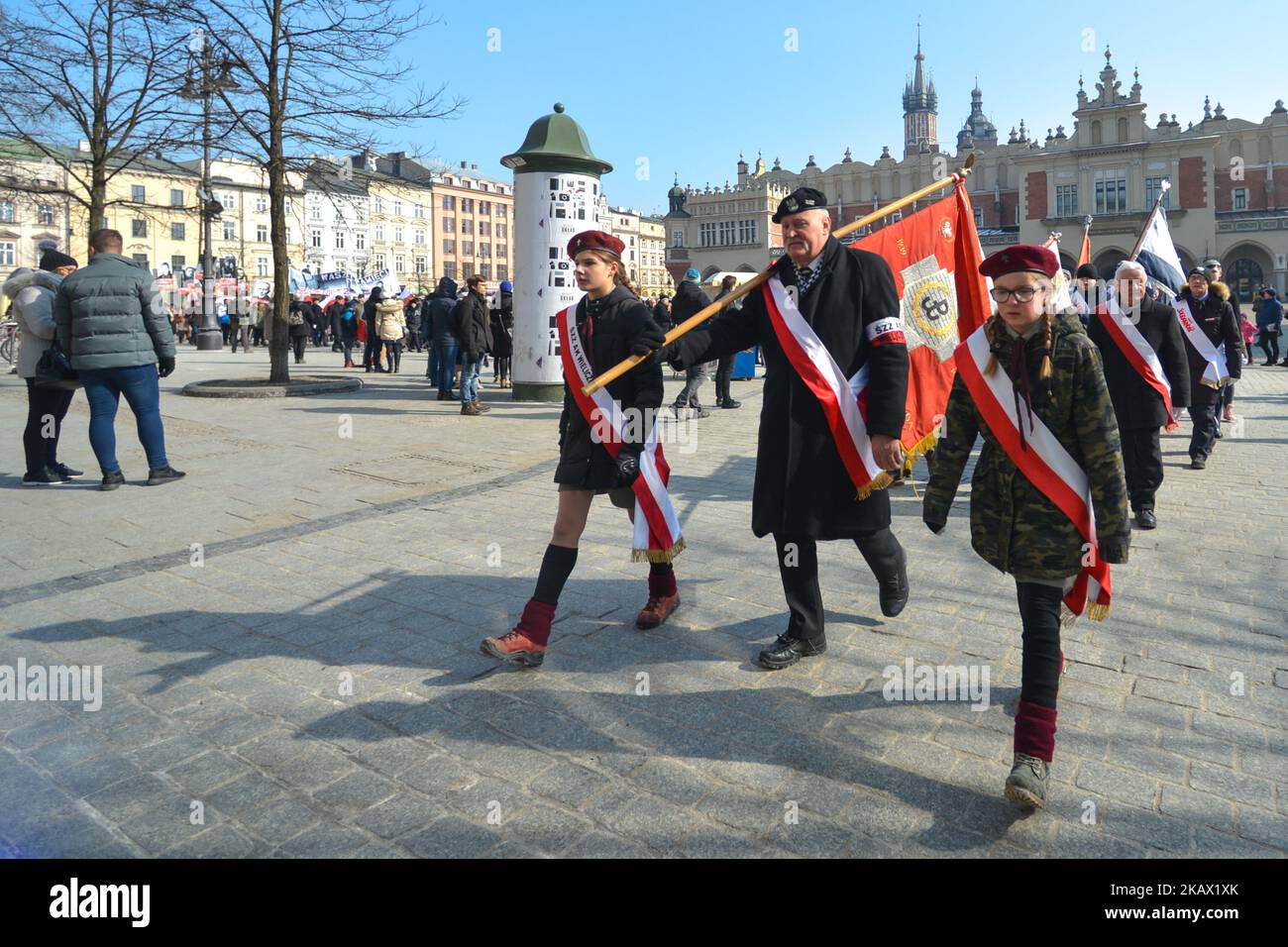 Persone di tutte le età viste durante le celebrazioni della Giornata dei "soldati maledetti" a Cracovia. I "soldati maledetti" (polacchi: Zolnierze wykleci) si applicarono a una varietà di movimenti polacchi anti-sovietici o anti-comunisti di resistenza formati nelle fasi successive della seconda guerra mondiale e nelle sue conseguenze da parte di alcuni membri dello Stato Underground polacco. Domenica 4 marzo 2018 a Cracovia, Polonia. (Foto di Artur Widak/NurPhoto) Foto Stock