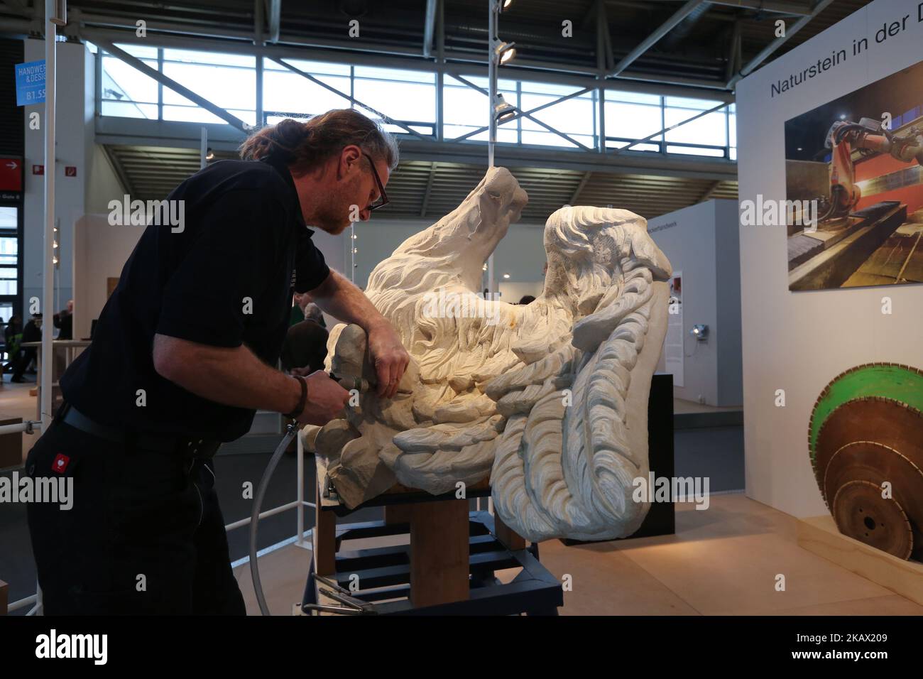 Stand del Bamberger Natursteinwerk alla fiera artigianale di Monaco. Costruirono 45 diverse aquile per il Berliner Schloss. Tale aquila richiede 1-2 settimane per la macchina e 130 ore di lavoro a mano. (Foto di Alexander Pohl/NurPhoto) Foto Stock