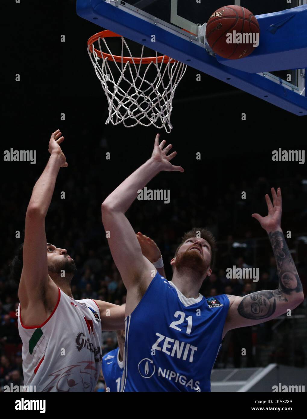 Riccardo Cervi di Grissin Bon Reggio Emilia (L) e Shayne Whittington di Zenit St. Petersburg per la palla durante la partita di basket di Eurocup Quarterfinals Round 2 tra Zenit St. Petersburg e Grissin Bon Reggio Emilia al Palazzo dello Sport di Yubileyny a San Pietroburgo, Russia, 09 marzo 2018. (Foto di Igor Russak/NurPhoto) Foto Stock