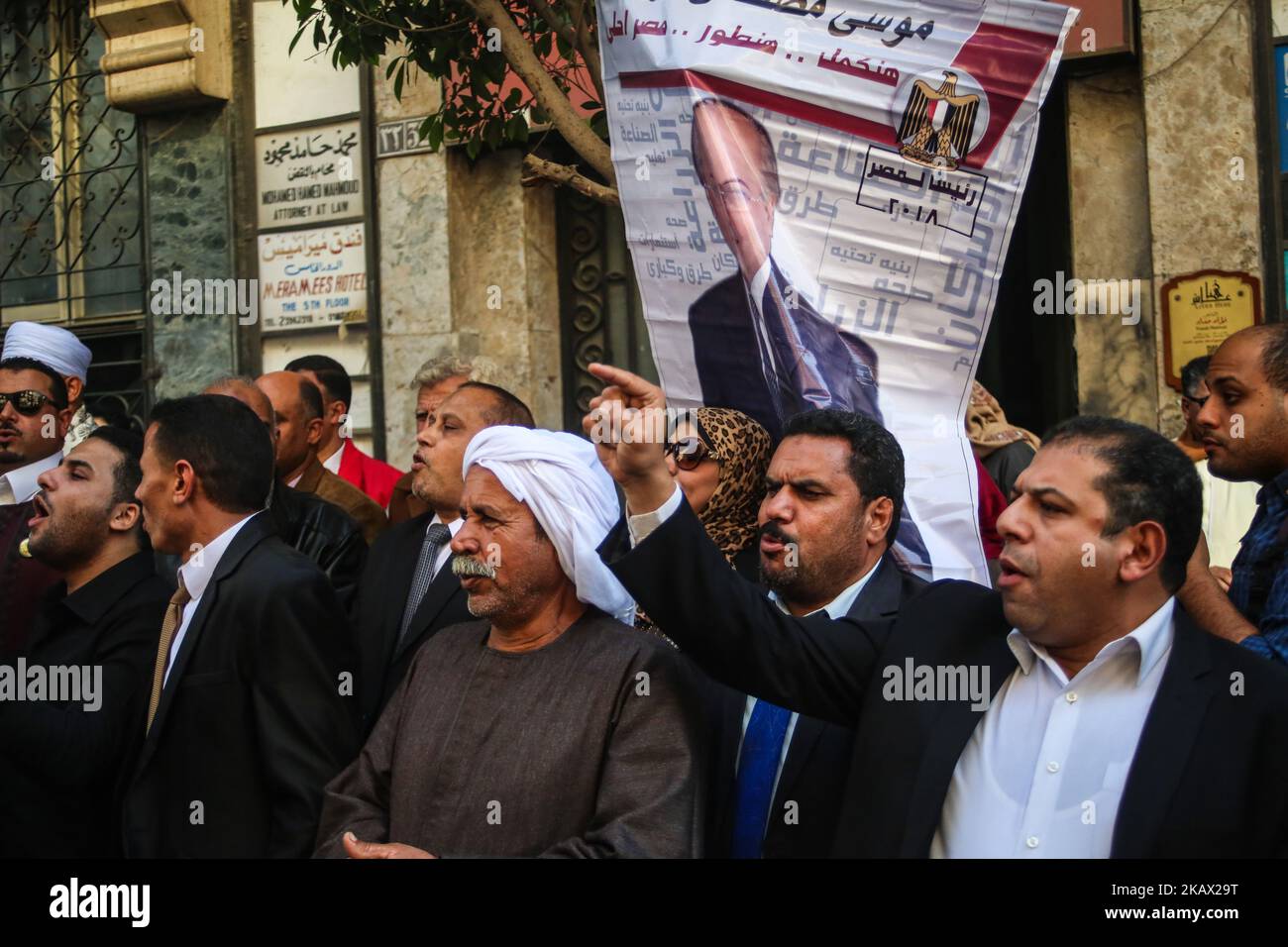 I sostenitori del candidato presidenziale e leader del Partito Liberale del Ghad, Moussa Mostafa Moussa, tengono i suoi striscioni durante un raduno di campagna pre-elettorale al Cairo, in Egitto, 10 marzo 2018. (Foto di Fayed El-Geziry/NurPhoto) Foto Stock