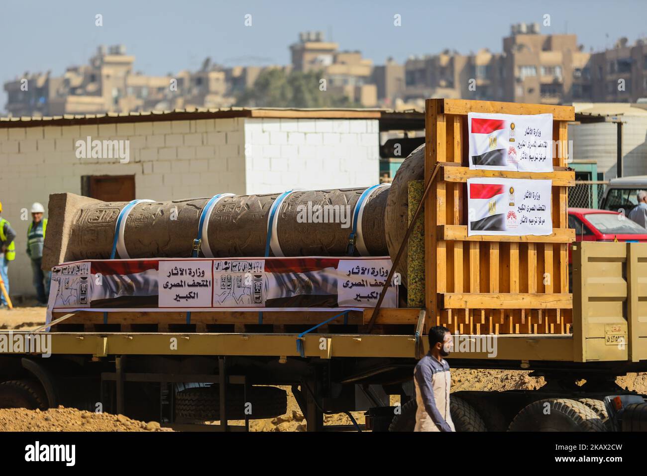 La colonna del Re Merneptah viene caricata su un camion per essere trasferita nella sua area di esposizione permanente presso l'atrio del Grand Egyptian Museum (GEM), vicino alle piramidi di Giza, Egitto, 10 marzo 2018. Re Mernepta (13th secolo a.C.) fu il quarto sovrano della dinastia del 19th dell'antico Egitto e figlio del faraone Ramses II La colonna fu scoperta nel 1970 all'interno di un tempio di Meneptah nel sito archeologico di Matariya, ad est dell'area araba di al-Hesn. Pesa 17 toni ed è alto 5,60meters m. Nel 2008 fu trasportata alla Cittadella di Salaheddin per la conservazione e il restauro come zona residenziale intorno Foto Stock