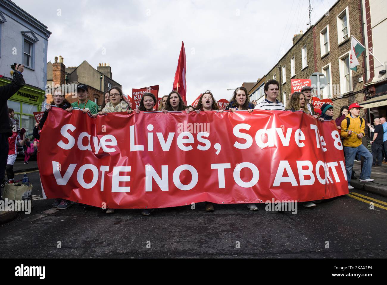 Proteste da tutta l'Irlanda con banner anti-aborto durante il Rally All-Ireland for Life (Save the 8th) - marzo per salvare la 8th modifica della costituzione irlandese che protegge il loro diritto alla vita, e vieta l'aborto. Sabato 10 marzo 2017, Dublino, Irlanda. Il governo irlandese ha confermato che terrà un referendum sulla riforma delle severe leggi anti-aborto del paese entro la fine di maggio. L'articolo 40.3.3, noto come l'ottavo emendamento della Costituzione irlandese, riconosce la parità di diritto alla vita della madre e del nascituro. Se il voto è favorevole all'abrogazione, il Foto Stock