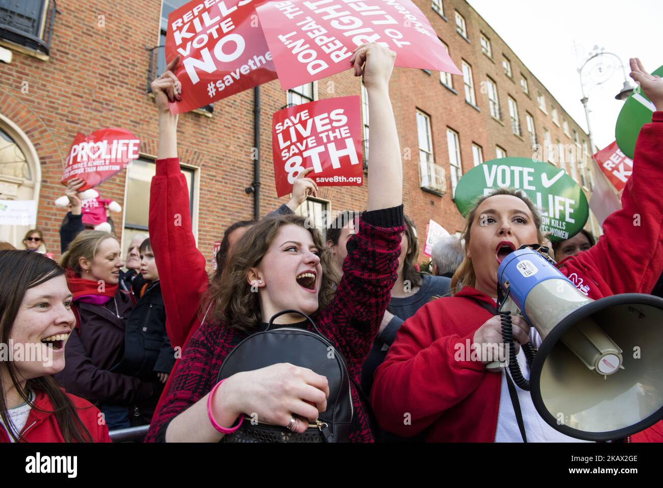 Giovani manifestanti provenienti da tutta l'Irlanda si riuniscono per il Rally della vita di tutta l'Irlanda (Save the 8th) - marzo per salvare l'emendamento del 8th alla costituzione irlandese che protegge il loro diritto alla vita e vieta l'aborto. Sabato 10 marzo 2017, Dublino, Irlanda. Il governo irlandese ha confermato che terrà un referendum sulla riforma delle severe leggi anti-aborto del paese entro la fine di maggio. L'articolo 40.3.3, noto come l'ottavo emendamento della Costituzione irlandese, riconosce la parità di diritto alla vita della madre e del nascituro. Se il voto è favorevole all'abrogazione, il governo Foto Stock