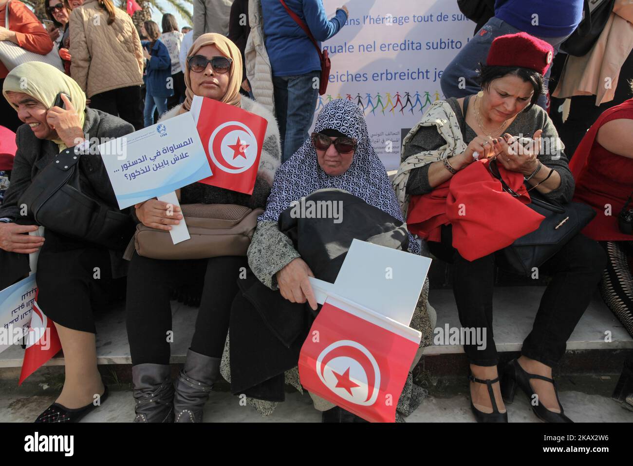 le-donne-anziane-tunisine-detengono-bandiere-tunisine-in-quanto-hanno