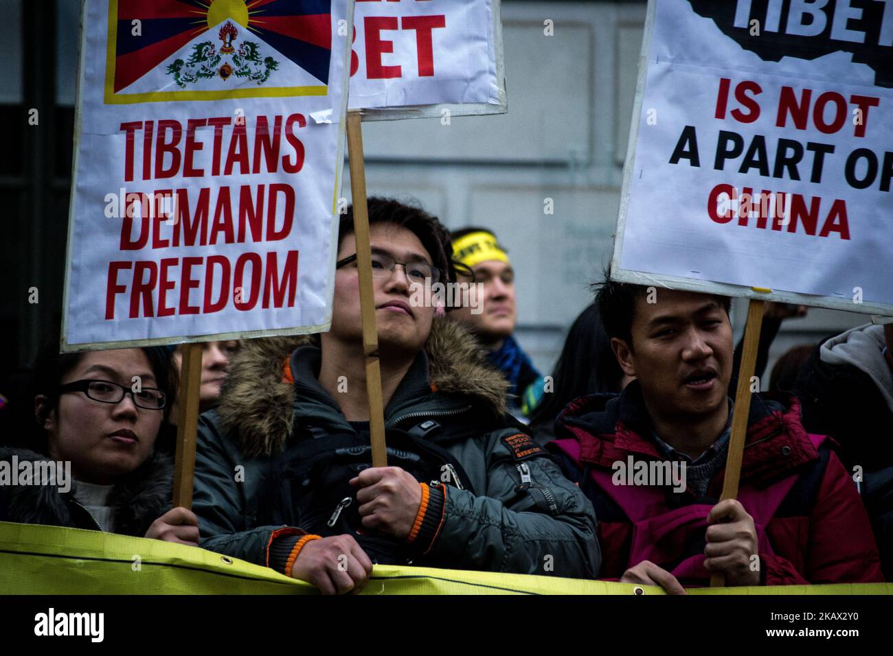 I tibetani e i sostenitori del Tibet hanno tenuto un raduno fuori Downing Street e hanno marciato presso l'ambasciata cinese il 10 marzo 2018 per commemorare il 59th° anniversario della rivolta nazionale tibetana e manifestare contro l'occupazione della Cina e le violazioni dei diritti umani in Tibet. (Foto di Chrissa Giannakoudi/NurPhoto) Foto Stock