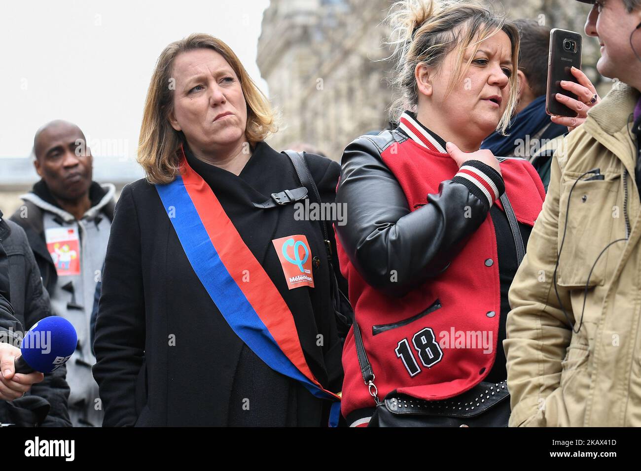 Danielle Simonet, membro del Front de gauche, partecipa a una manifestazione davanti al Palazzo di Giustizia, mentre i membri del CGT Union sono giudicati in appello per l'episodio della "camicia strappata". (Foto di Julien Mattia/NurPhoto) Foto Stock