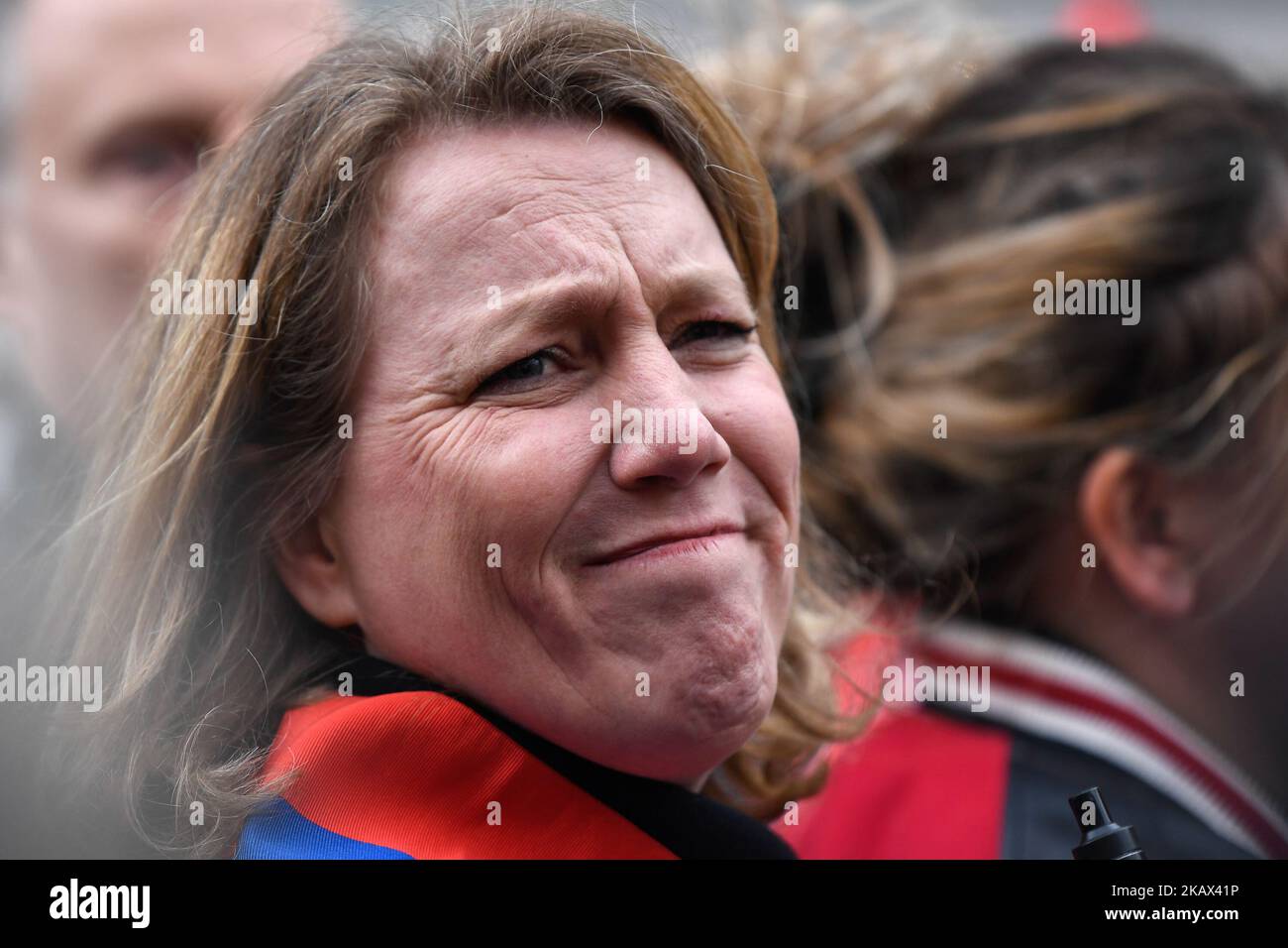 Danielle Simonet, membro del Front de gauche, partecipa a una manifestazione davanti al Palazzo di Giustizia, mentre i membri del CGT Union sono giudicati in appello per l'episodio della "camicia strappata". (Foto di Julien Mattia/NurPhoto) Foto Stock