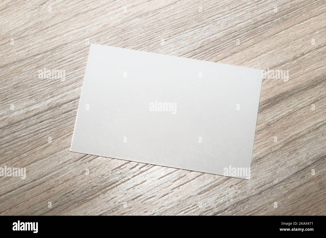 Biglietto da visita vuoto sul tavolo Foto Stock