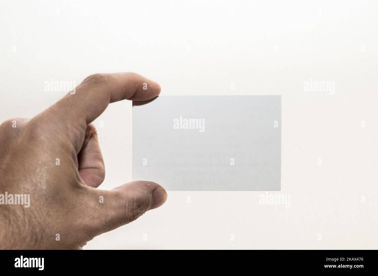 Mano che tiene un fustellato business card Foto Stock