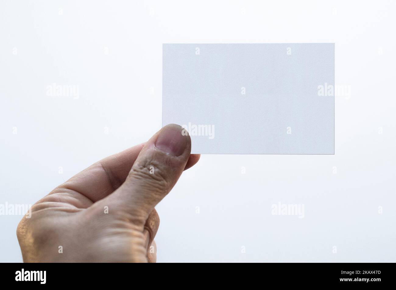 Mano che tiene un fustellato business card Foto Stock