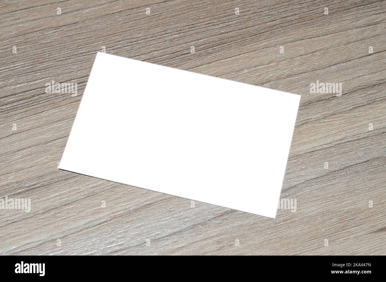 Biglietto da visita vuoto sul tavolo Foto Stock