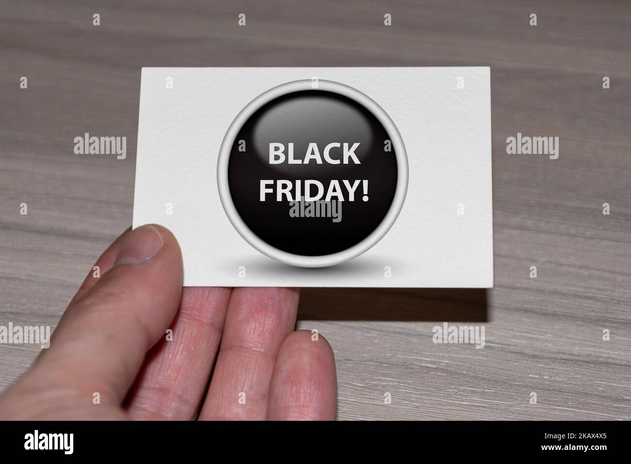 In possesso di un biglietto per il Black Friday Foto Stock