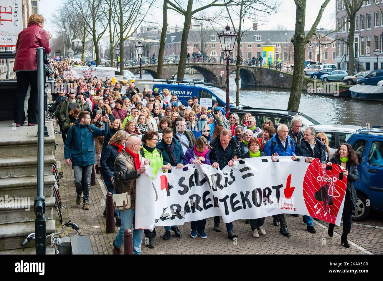 Marzo 14th, Amsterdam. Il 14 marzo 2018, gli insegnanti di istruzione  primaria provenienti dal nord-ovest dei Paesi Bassi sono in sciopero per  stipendi più alti e carichi di lavoro più bassi. Una