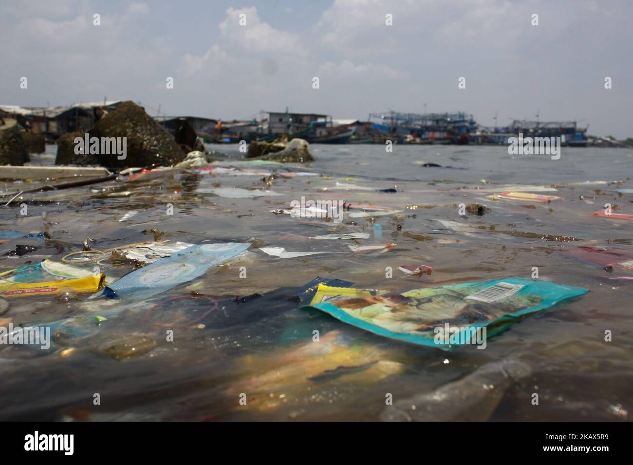 I rifiuti di plastica sono visti sulla costa settentrionale di Giacarta giovedì 15 marzo 2018. Sulla base di una ricerca condotta da Jenna Jambeck, ricercatore dell'Università della Georgia, USA, che è stato rilasciato nel 2015, l'Indonesia al secondo posto nel mondo come contributo ai rifiuti di plastica negli oceani, raggiungendo i 187,2 milioni di tonnellate. Questa cifra è appena al di sotto della Cina, che contribuisce con 262,9 milioni di tonnellate di rifiuti di plastica agli oceani. In risposta, il governo indonesiano si è impegnato a ridurre i rifiuti di plastica in mare fino al 75 per cento entro il 2025. (Foto di Aditya Irawan/NurPhoto) Foto Stock