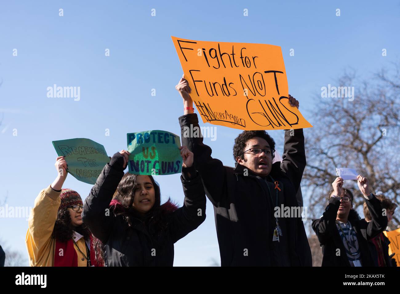 Gli studenti della Lane Technical High School di Chicago partecipano a una presentazione per prendere posizione contro i tiri scolastici e la violenza delle armi il 14 marzo 2018. Studenti di tutti gli Stati Uniti hanno partecipato a questa dimostrazione di 17 minuti un mese dopo la scuola di tiro a Parkland, Florida. (Foto di Max Herman/NurPhoto) Foto Stock