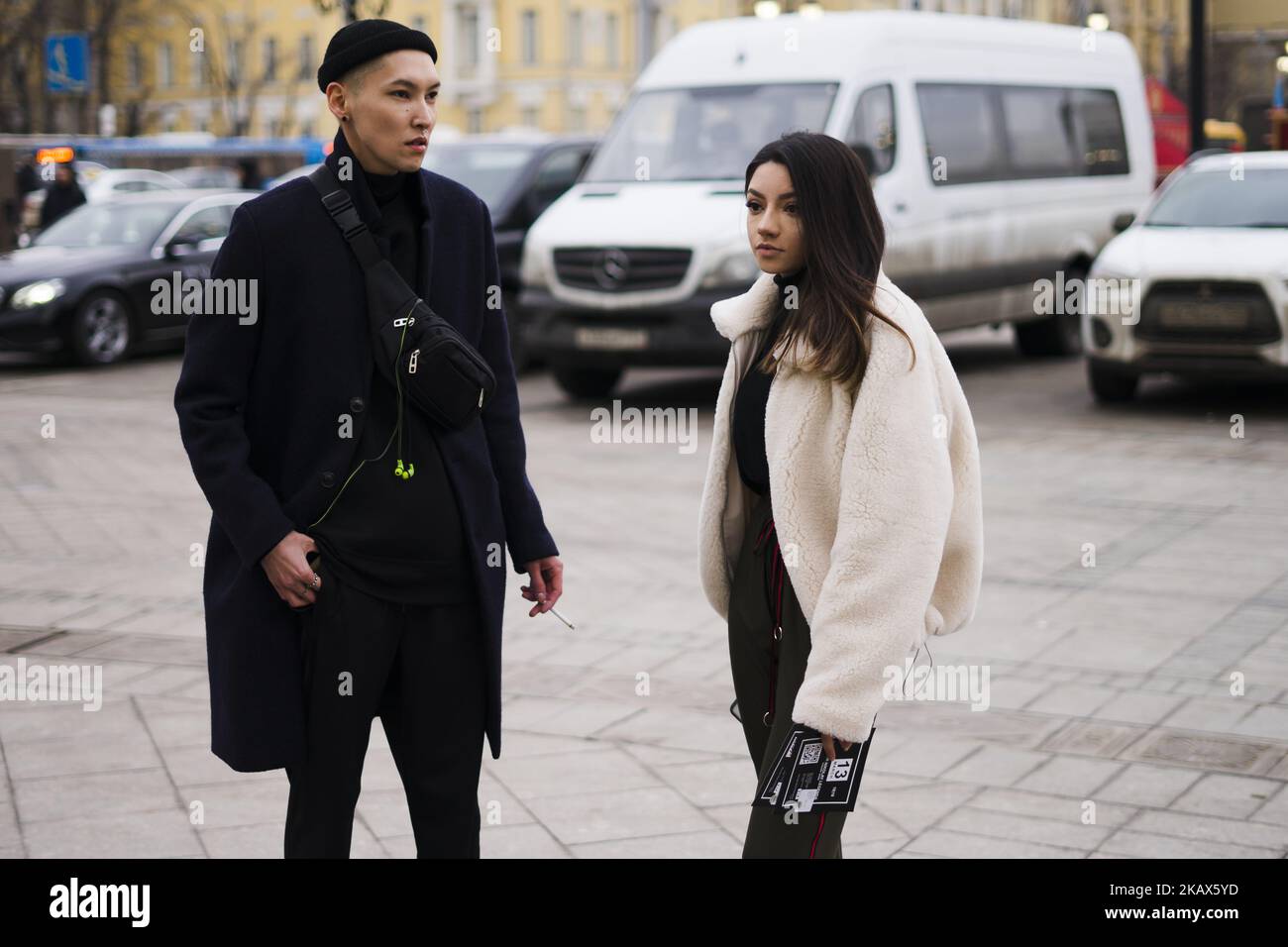 Un ospite è visto sulla strada durante la Mercedes Benz Fashion Week Russia Autunno/Inverno 2018/19 giorno quattro il 13 marzo 2018 a Mosca, Russia. (Foto di Nataliya Petrova/NurPhoto) Foto Stock