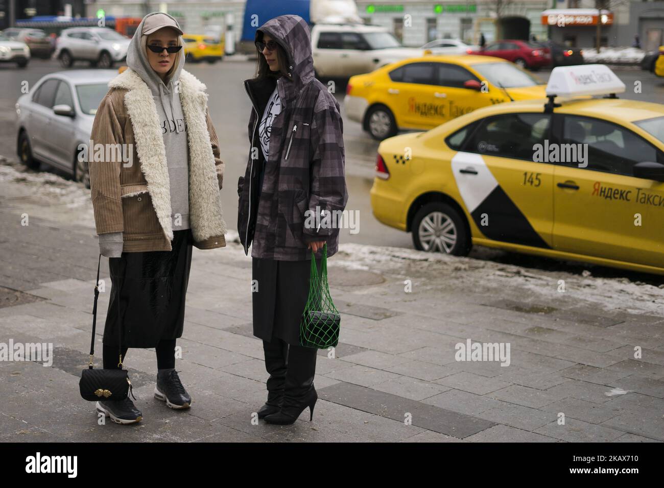 Un ospite è visto sulla strada durante la Mercedes Benz Fashion Week Russia Autunno/Inverno 2018 -2019 giorno sei il 15 marzo 2018 a Mosca, Russia. (Foto di Nataliya Petrova/NurPhoto) Foto Stock