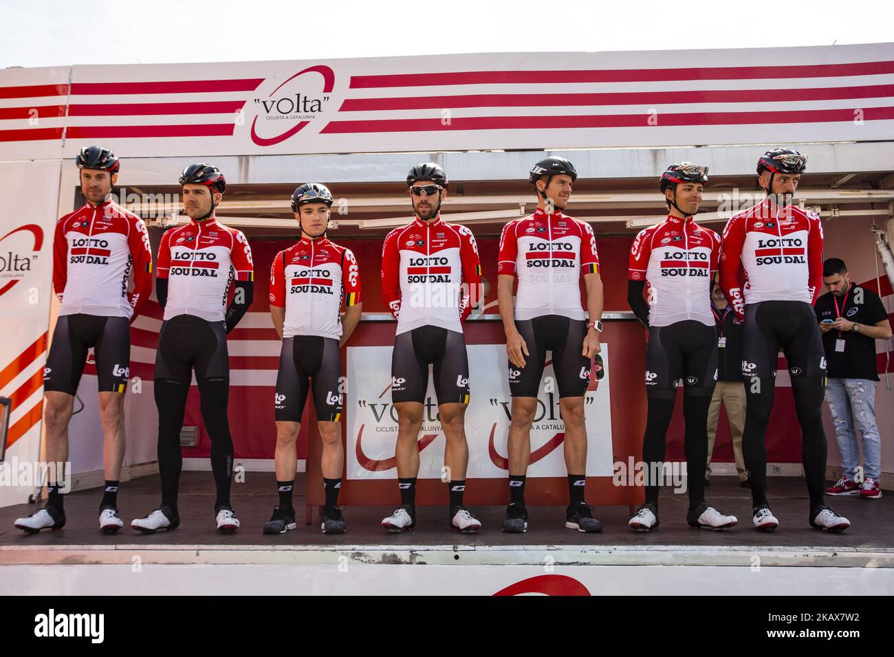 Lotto Soudal formato da 121 SHAW, James (GBR), 122 DE GENDT, Thomas (bel), 123 ARMEE, Sander (bel), 124 MONFORT, Maxime (bel), 125 Vanendert, Jelle (bel), 126 HANSEN, Adam J. (AUS), 127 LAMBRECHT, Bjorg (bel) e direttore Bart LEYSEN team of Cycling: 98th volta Ciclista a Catalunya 2018 / fase 1 Calella - Calella di 152,3km durante il Tour di Catalunya, 19th marzo 2018 a Calella, Spagna. (Foto di Xavier Bonilla/NurPhoto) Foto Stock