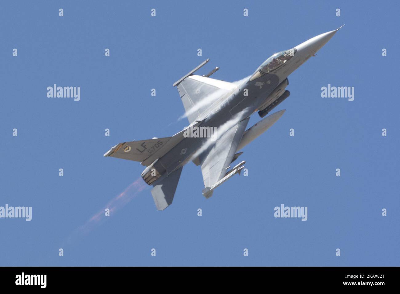 Sabato 17 marzo 2018, un aereo da combattimento F-16 dell'aeronautica statunitense vola durante un'esposizione pubblica presso la base dell'aeronautica militare Luke, vicino a Phoenix, Arizona. (Foto di Yichuan Cao/NurPhoto) Foto Stock