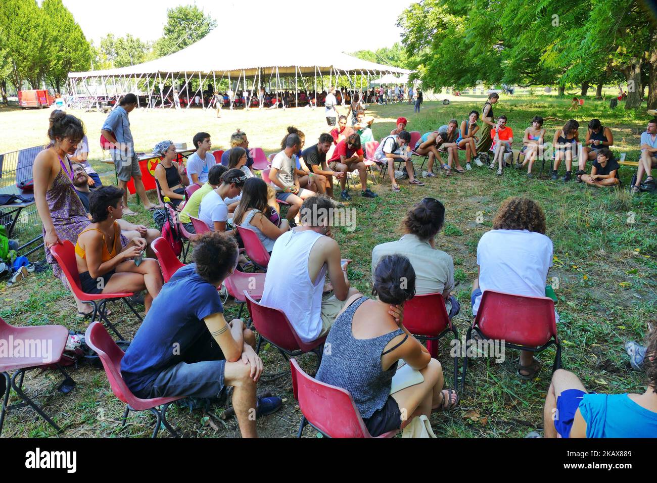 Gli attivisti si riunono al parco urbano di Colletta per il campo sociale internazionale sul clima di Torino Foto Stock